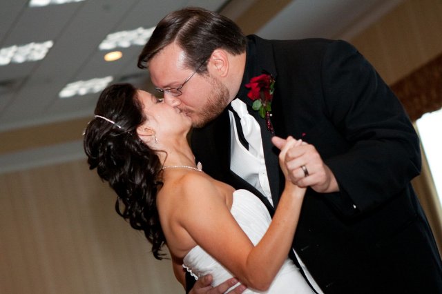 first dance, kiss, bride groom, hilton garden inn, nashville, wedding